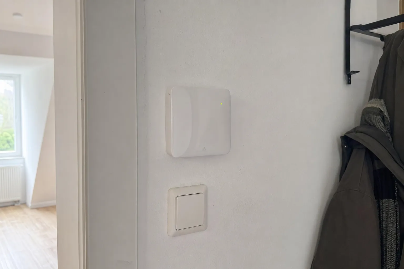 Modernes Bedienteil einer Funk-Alarmanlage an der Wand eines Wohnhauses