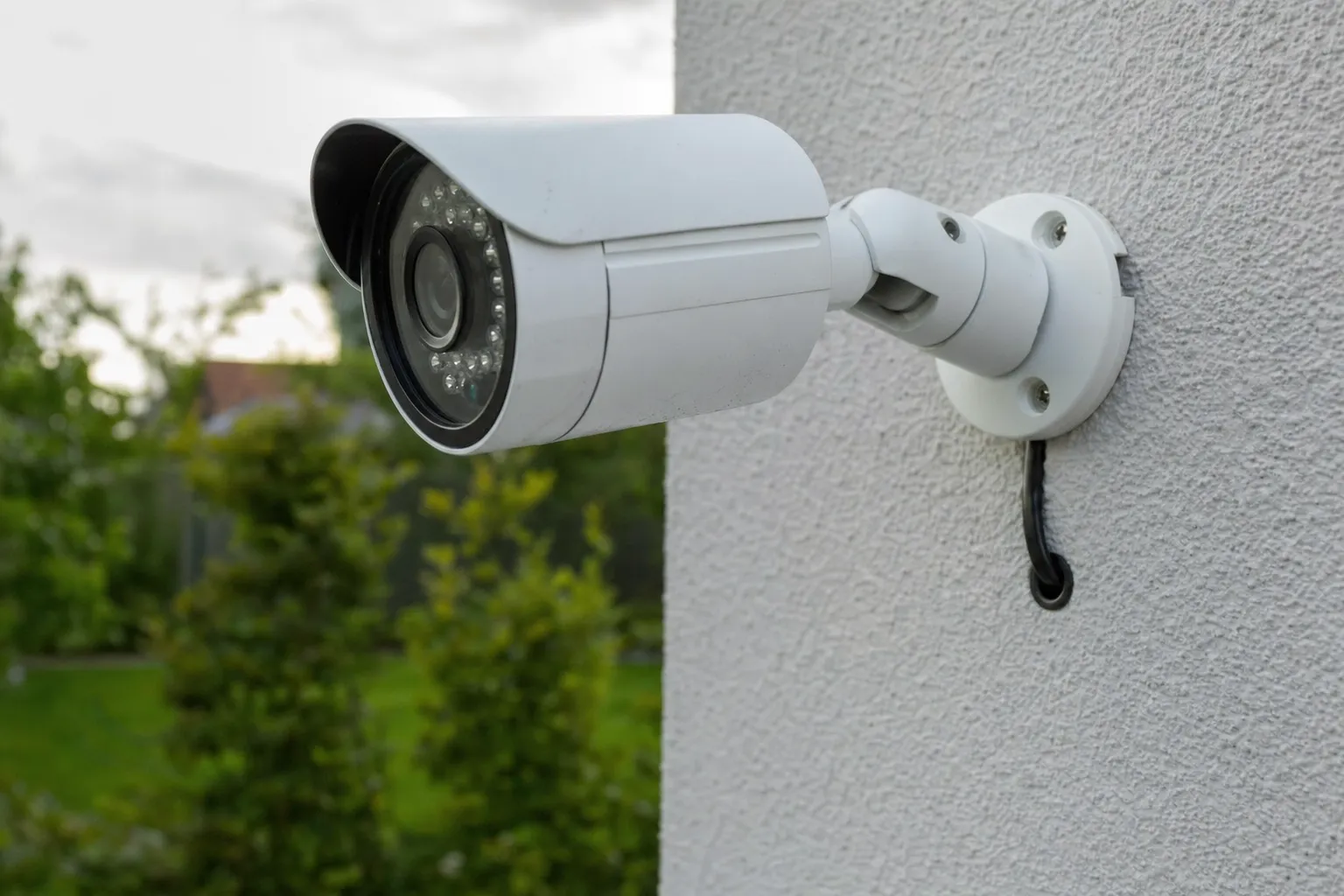 Professionelle PoE-Überwachungskamera an einer Hausfassade