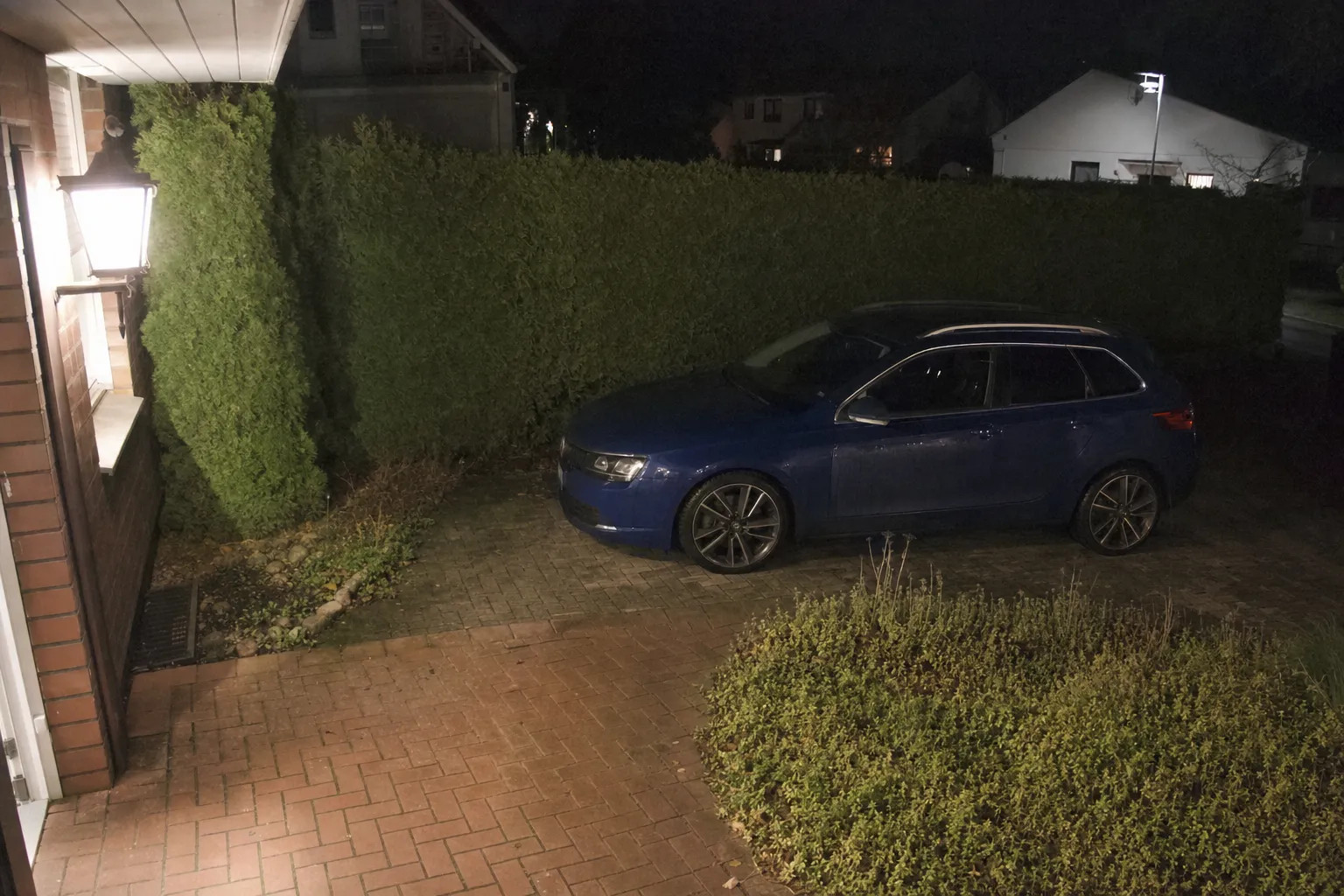 Einfahrt bei Nacht aus Kameraperspektive – trotz Dunkelheit in klaren Farben erkennbar
